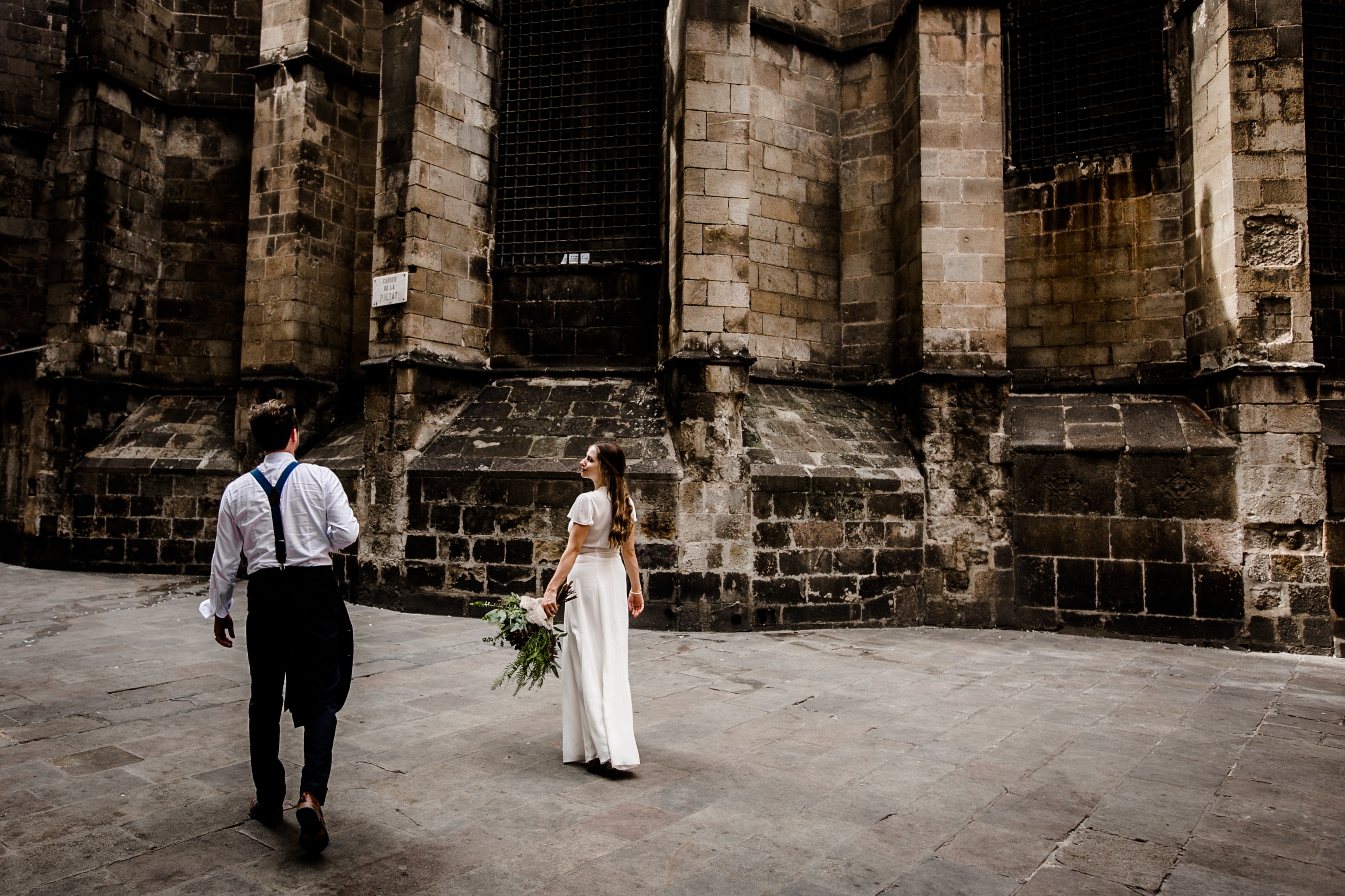 elopement in barcelona (46 of 64) elopement in barcelona, elope in spain, elopement in spain, elopement in laberibto de horta, elopement in el Born, elopement in Park Guell, elopement in la boqueria, wedding in Barcelona, wedding couple in barcelona, elopement in the gothic quarter barcelona, wedding and elopement photographer barcelona, best elopement photos in barcelona, bride and groom in barcelona, spanish elopement, best wedding photos barcelona, best wedding photographer spain, destination wedding in spain, fotografo de boda barcelona, sesion de pareja en barcelona
