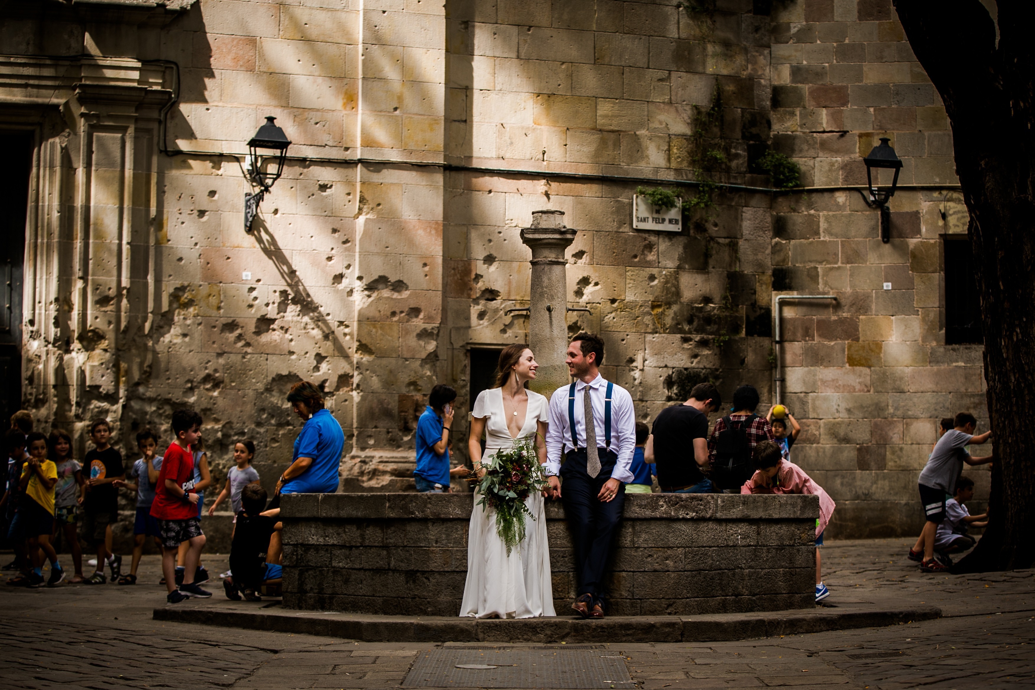 elopement in barcelona (48 of 64) elopement in barcelona, elope in spain, elopement in spain, elopement in laberibto de horta, elopement in el Born, elopement in Park Guell, elopement in la boqueria, wedding in Barcelona, wedding couple in barcelona, elopement in the gothic quarter barcelona, wedding and elopement photographer barcelona, best elopement photos in barcelona, bride and groom in barcelona, spanish elopement, best wedding photos barcelona, best wedding photographer spain, destination wedding in spain, fotografo de boda barcelona, sesion de pareja en barcelona